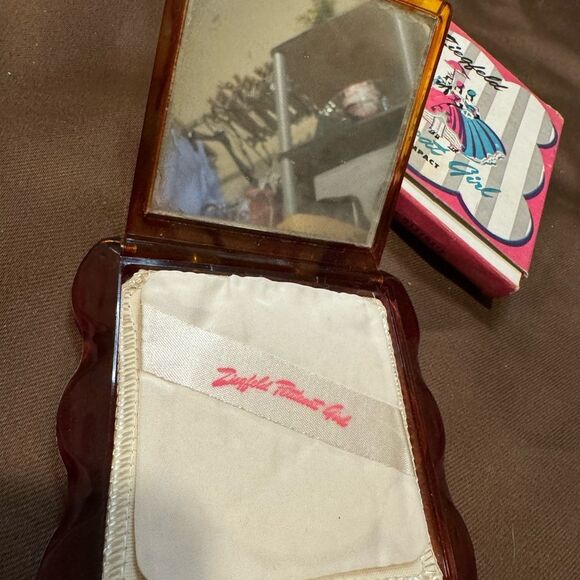 Pink and Blue Vintage Compact with Dancing Figures - Picture 4 of 7